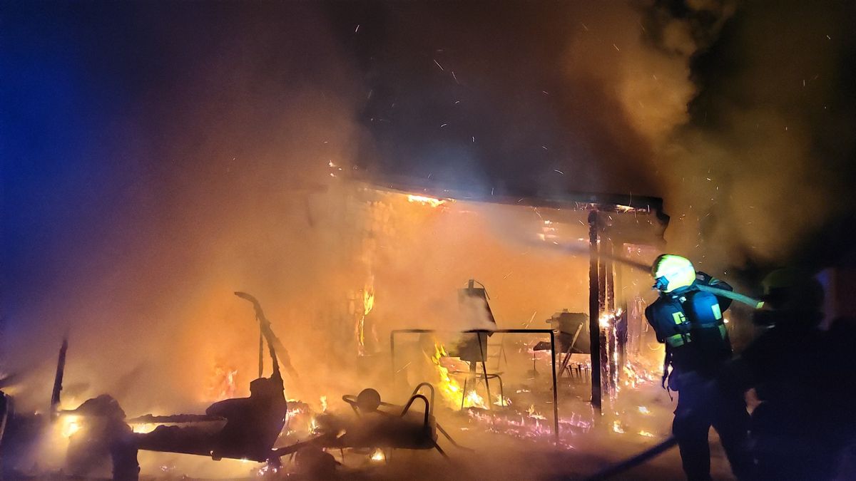Noční požár na Hlinecku zničil karavan i pergolu. Zranil se při něm hasič